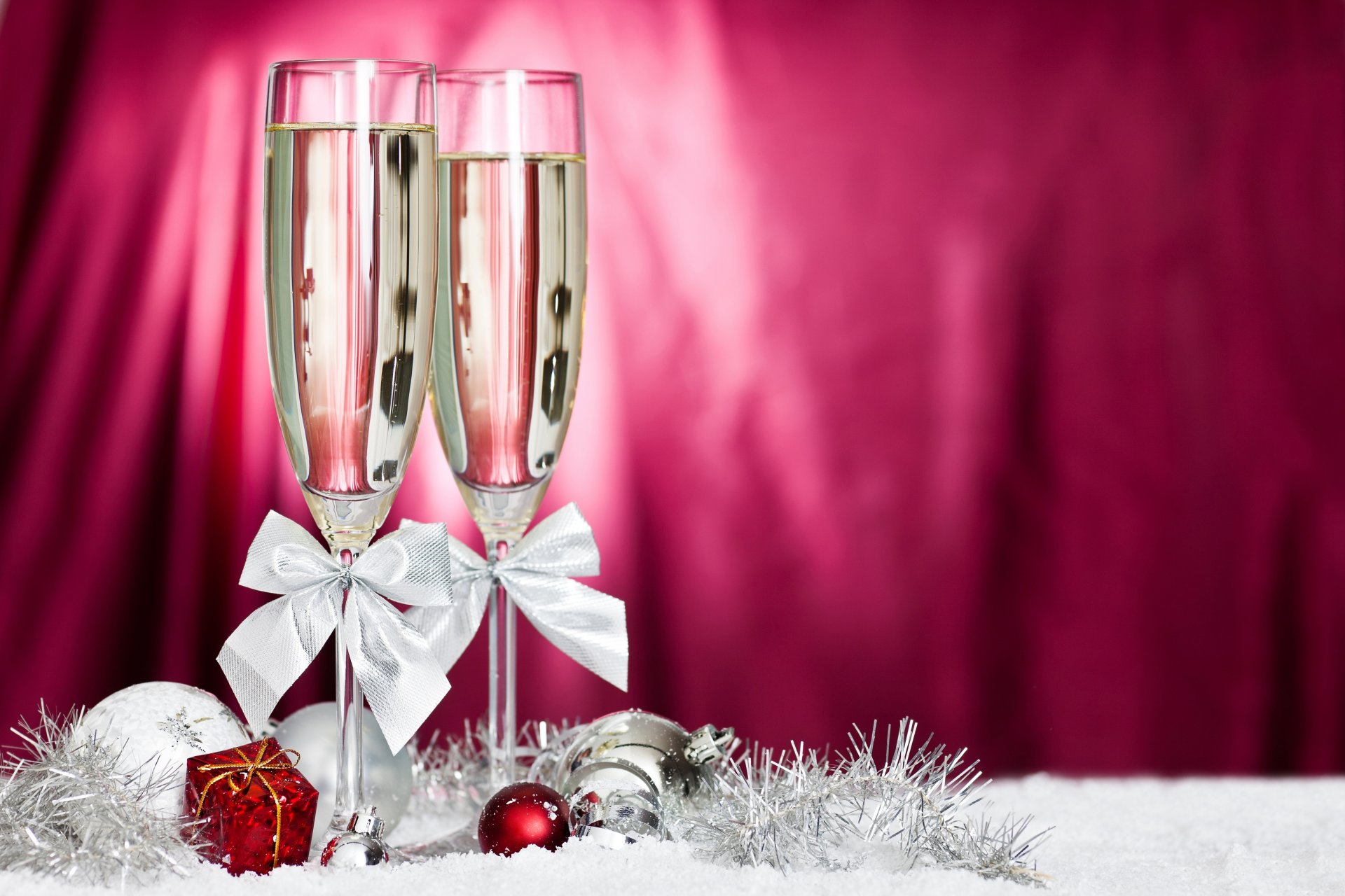 champagner gläser bögen neujahr bälle