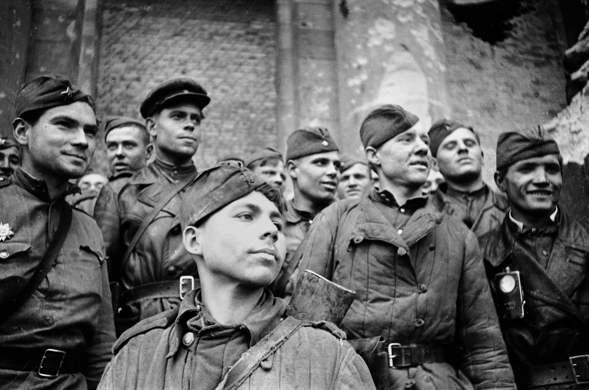 soldats soviétiques héros victoire visages joie mai 1945