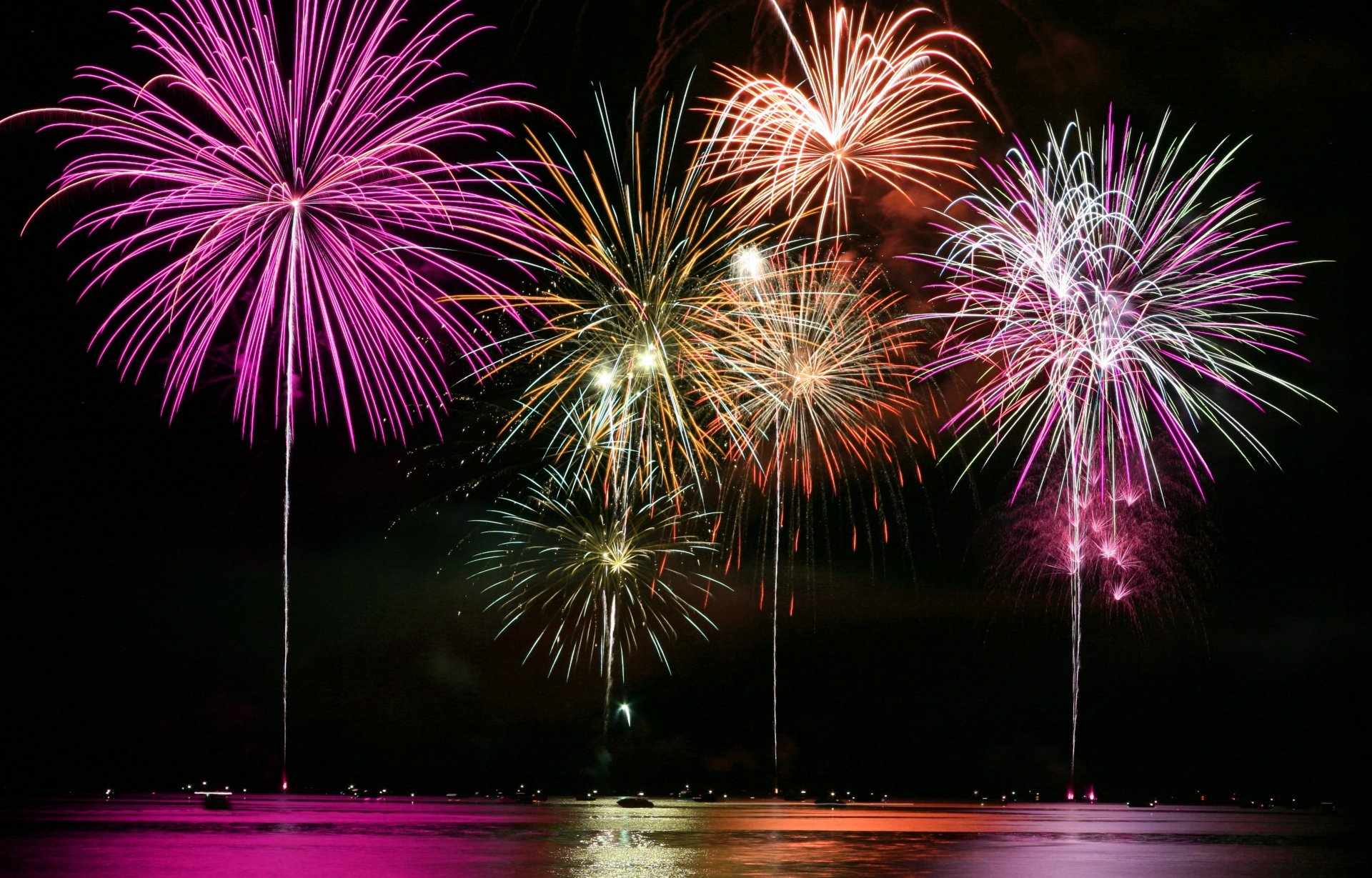 fuegos artificiales saludo noche agua reflexión cielo luz luces ciudad