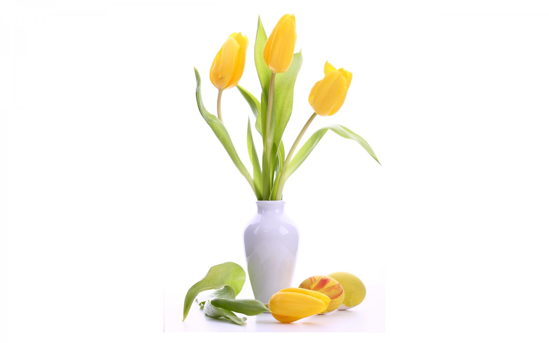 vase weiß blumen tulpen gelb eier ostern