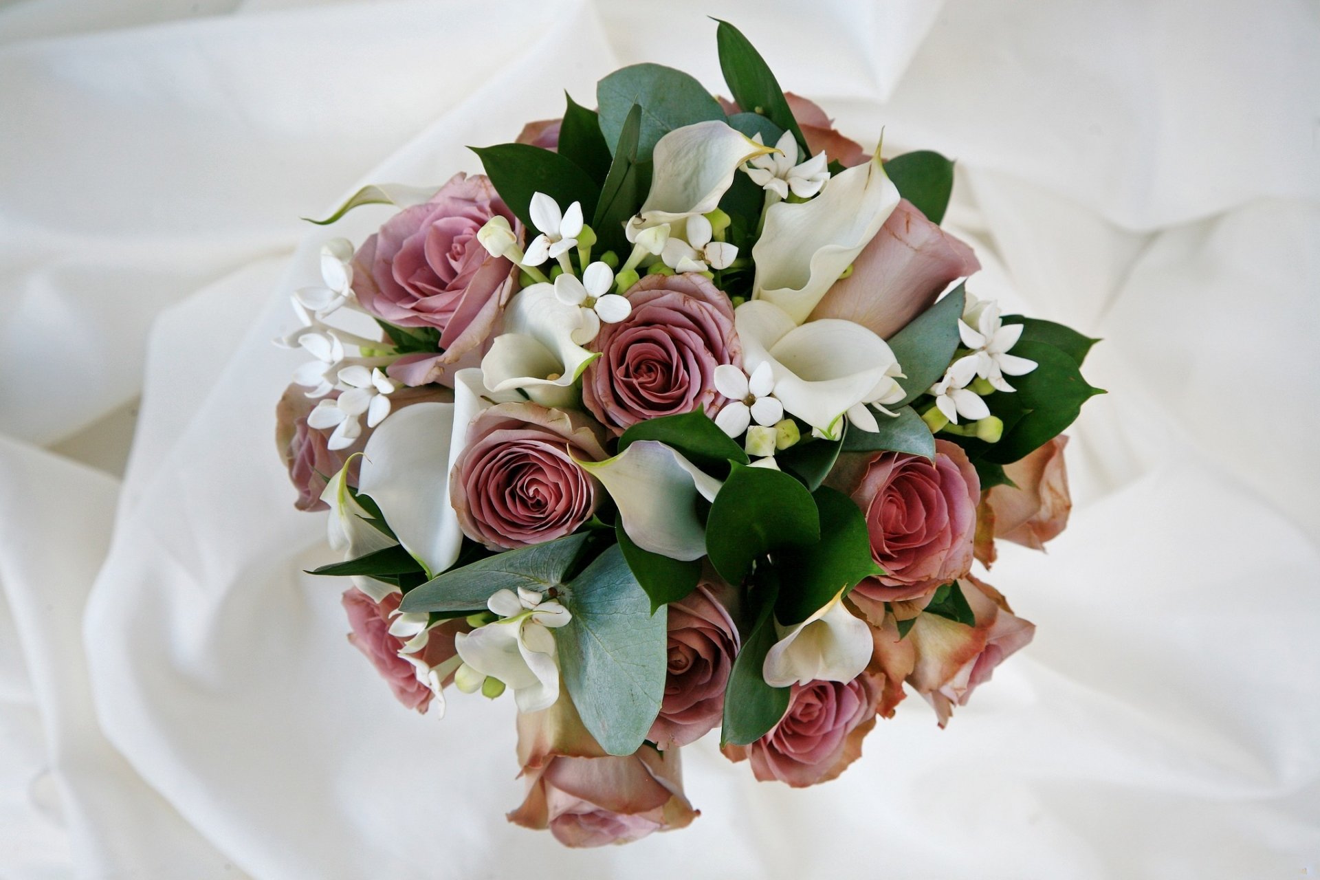 bouquet composition roses calla