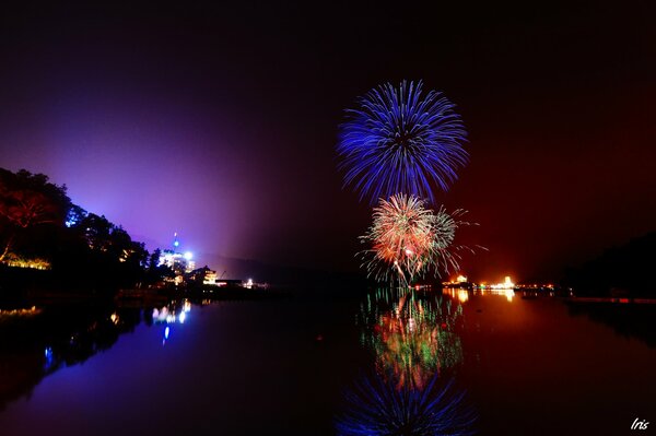 Feux d artifice sur la ville se reflète dans le lac