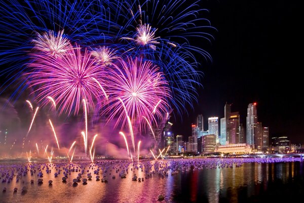 Fuegos artificiales en el agua sobre la metrópoli