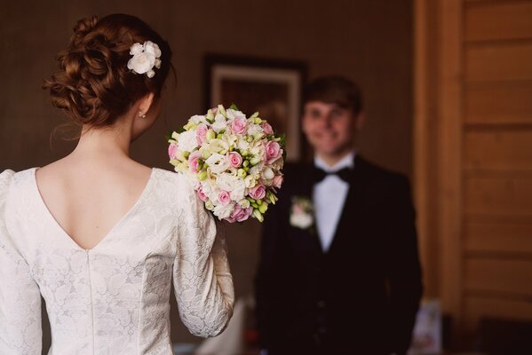 Lo sposo incontra la sposa nella stanza