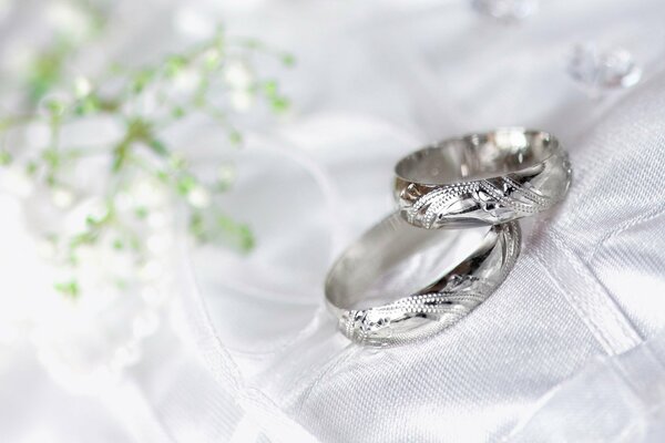 Anillos de boda sobre tela blanca