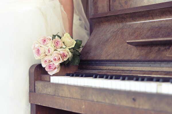 Bouquet of pink roses on the piano