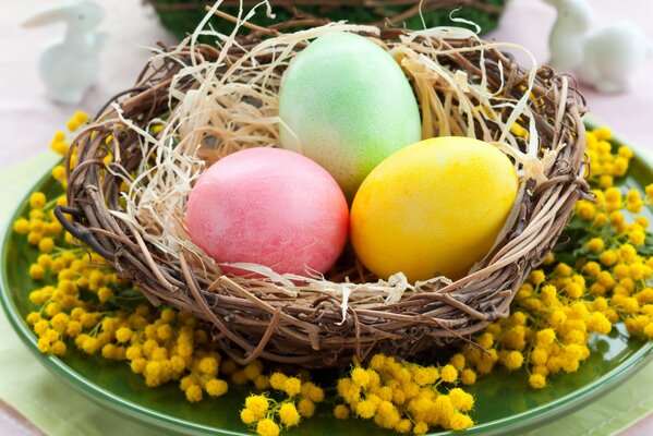 Huevos de Pascua en un plato en Mimosas