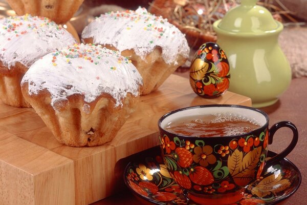 Pastel de Pascua con taza de té