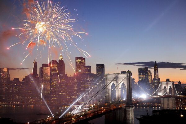 Saludo nocturno de nueva York en el puente de Brooklyn