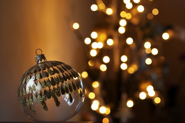 Giocattolo di Natale e albero di Natale in ghirlande