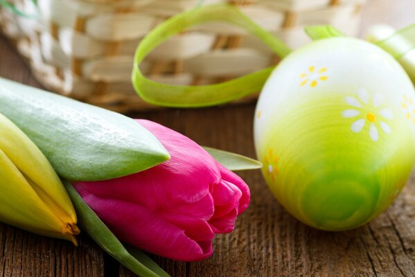 Huevo de Pascua, cesta y tulipanes