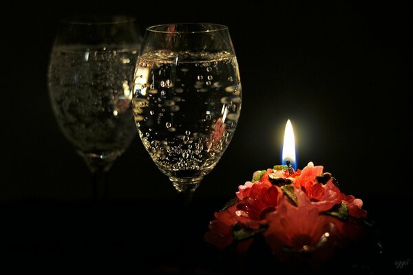 Verre de champagne avec bougie près du miroir