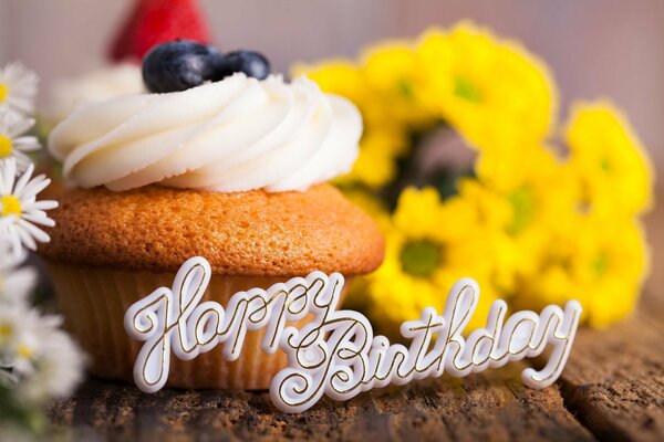 Cupcake con ramo de flores para cumpleaños