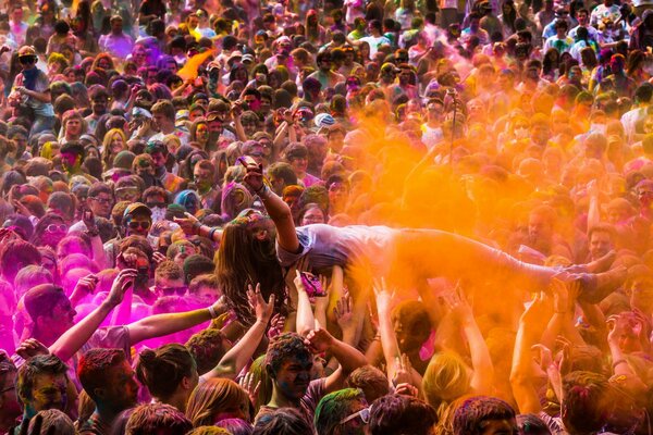 Festival dei fiori ragazza passata sulle sue mani