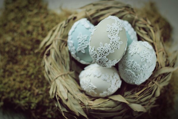 Lace Easter eggs in the nest