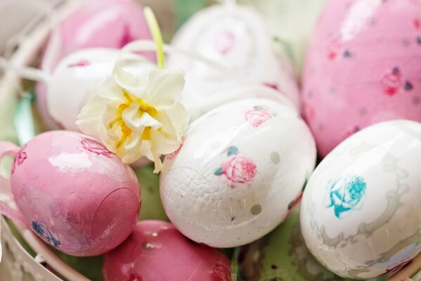 Easter eggs with the image of roses