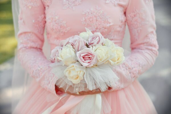 Ragazza in abito rosa con bouquet