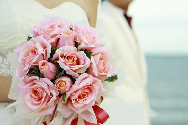 Delicado ramo rosa para la boda