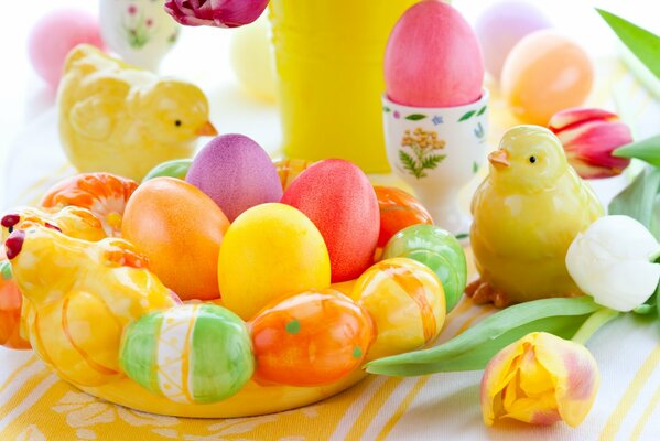 Oeufs colorés de Pâques et petits poulets