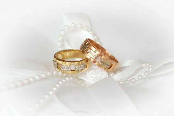 Gold wedding rings for the wedding