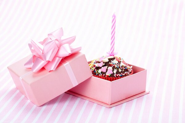 Un dolce regalo in una scatola di auguri per un ragazzo di compleanno