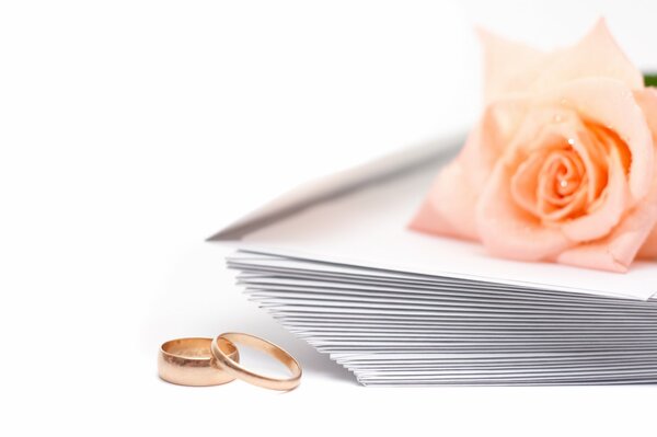 Papel pintado anillos de boda y pila de invitaciones