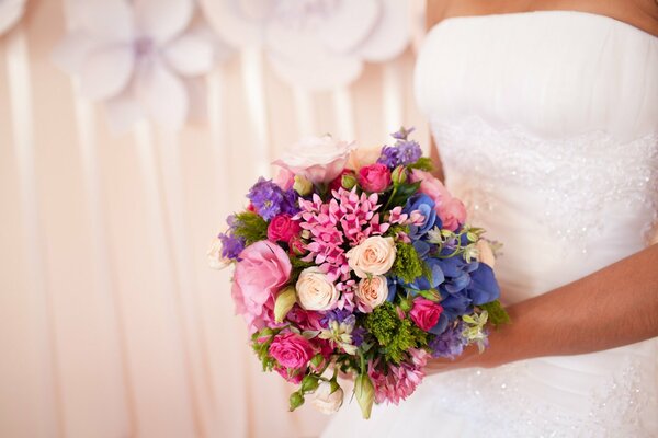 Matrimonio, piccolo bouquet carino nelle mani della sposa