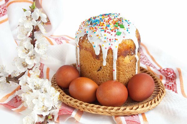 Kulich avec ses propres mains pour Pâques. Brin d abricot comme décoration