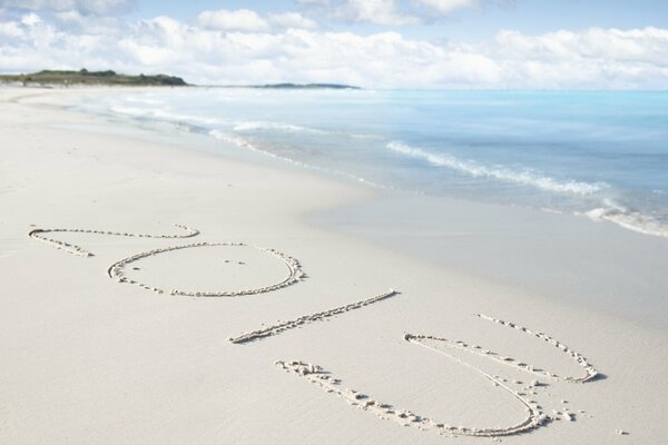 Inscription 2013 sur le sable sur la plage près de la mer