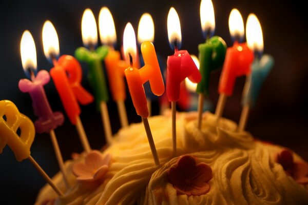 Gâteau d anniversaire avec crème et bougies