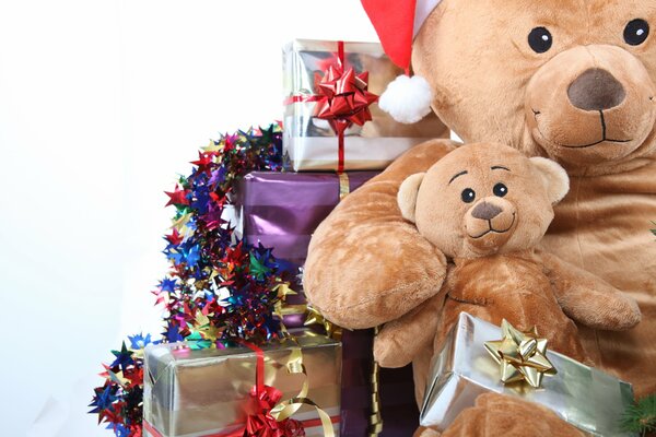 Teddybären mit Geschenkboxen und Lametta