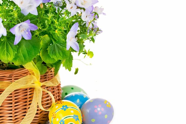 Uova di Pasqua vicino al vaso di fiori