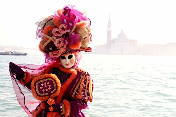 Carnaval de Venecia, chica enmascarada y vestida