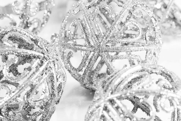 Jouet de Noël argenté sur fond blanc