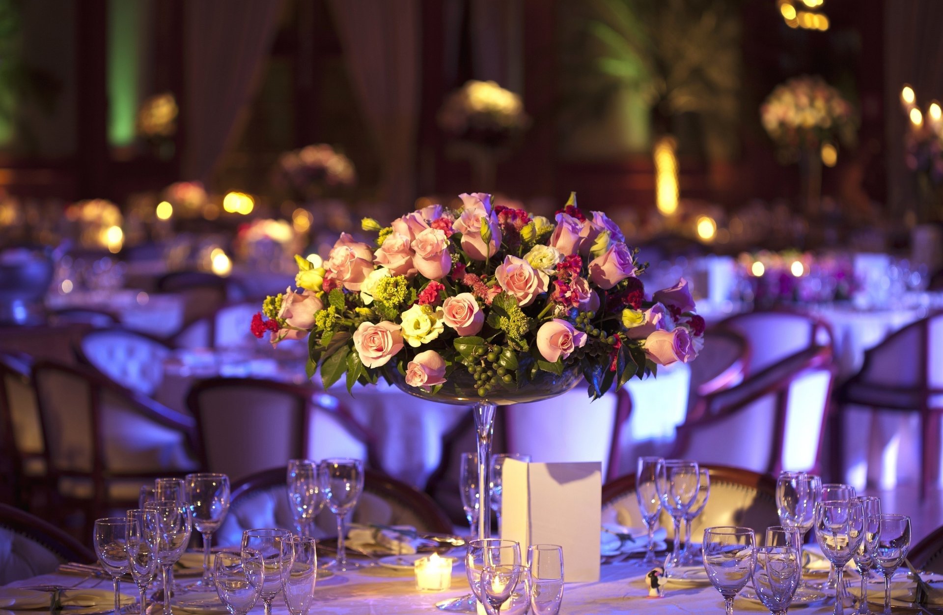 fleurs bouquet roses hortensias restaurant table verres à vin