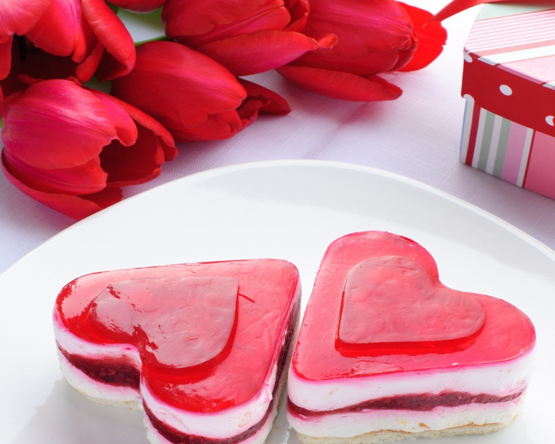 rot tulpen blumenstrauß geschenk herzen herz urlaub dessert süß zwei herzen