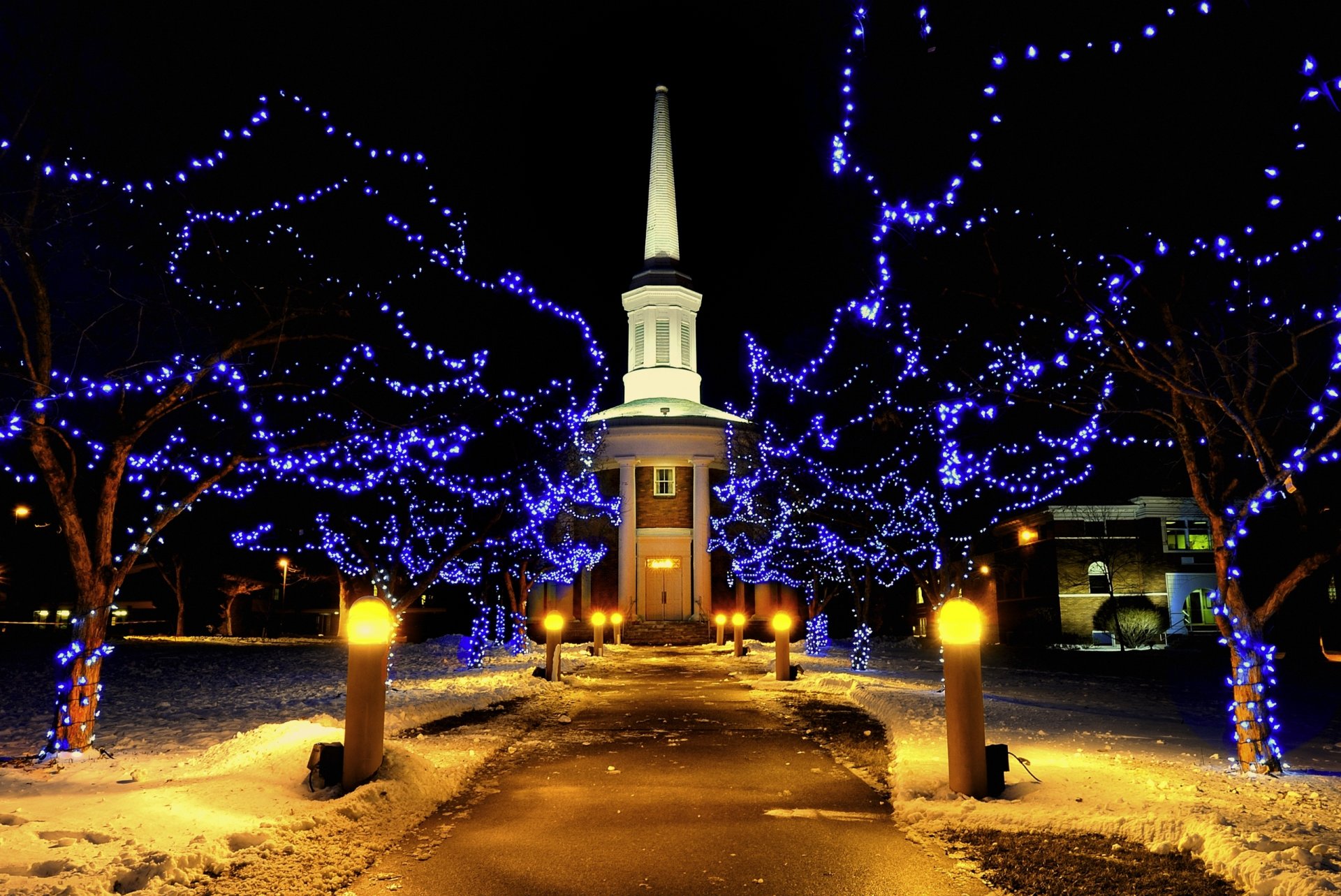 luci capodanno natale capodanno vacanza inverno neve strada notte costruzione lanterne illuminazione