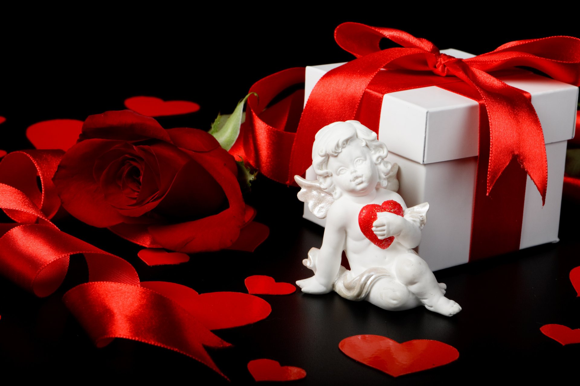 cadeau boîte cupidon rouges coeurs rose ruban rose coeurs cupidon saint valentin