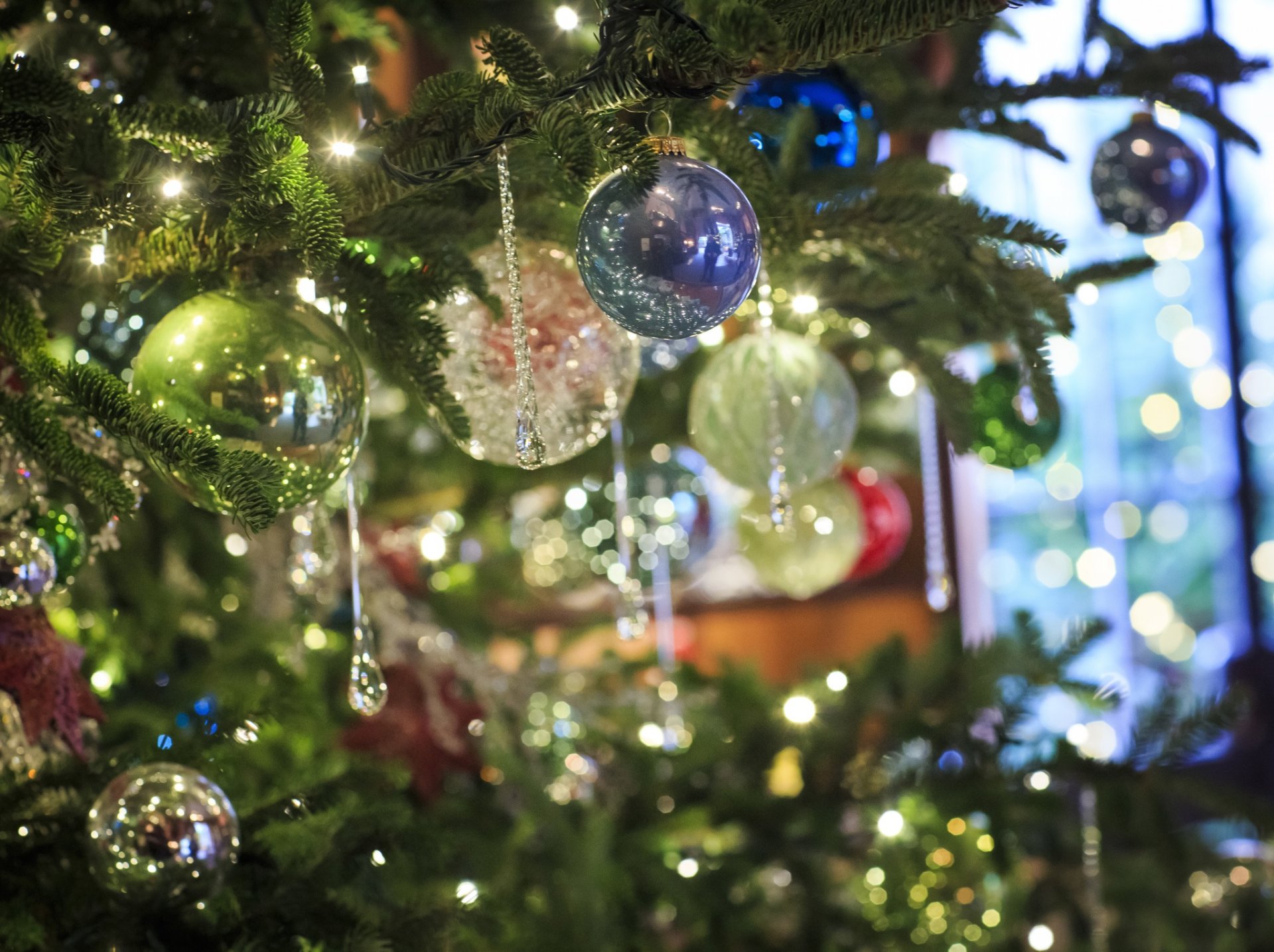 arbre de noël vacances décorations boules. glaçons lumières