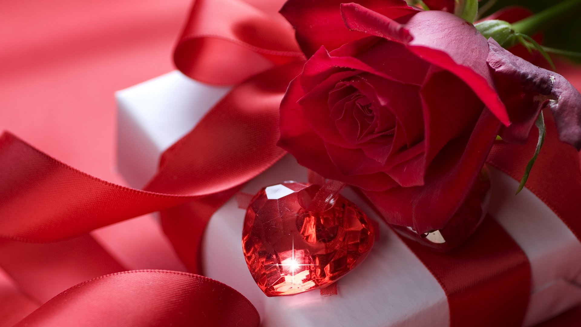 feiertag valentinstag valentinstag liebe gefühle blumen rose rot geschenk box verpackung bogen band satin seide edelstein stein rubin