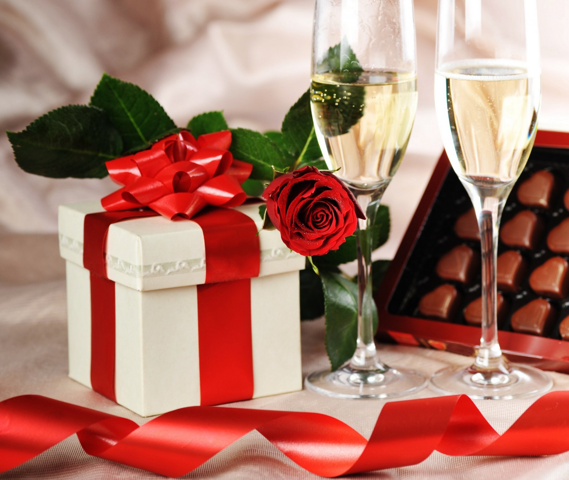 vacances cadeau champagne verres à vin rose bonbons chocolat coeurs boîte ruban anniversaire saint valentin