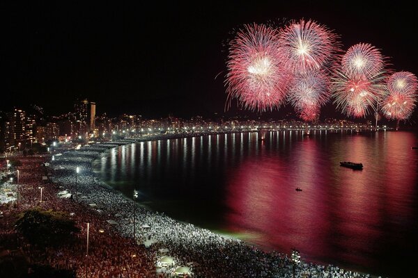 Saludo en el cielo nocturno sobre el mar