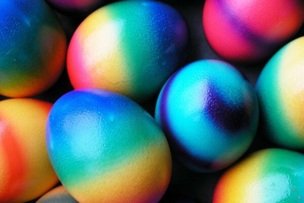 Todos los colores del arco iris en los huevos de Pascua