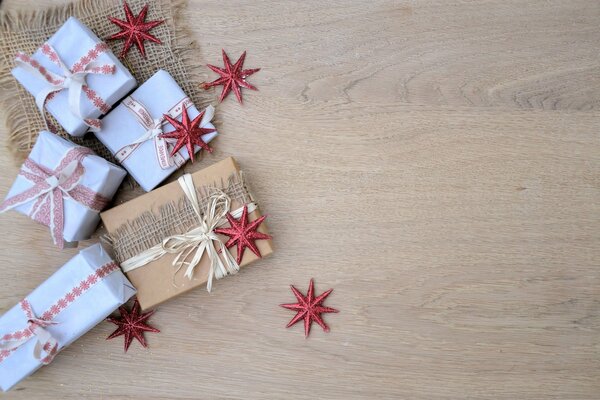 Hermosa decoración de regalos de año nuevo