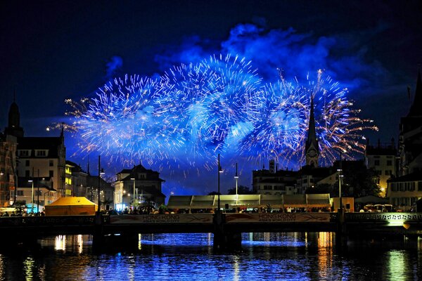 Saluto festivo della città sul ponte