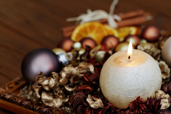 Bougie et boules de Noël