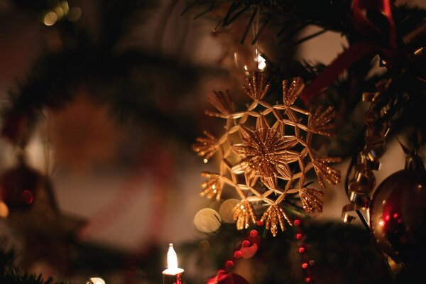 Goldenes Weihnachtsbaum-Spielzeug in Form einer Schneeflocke