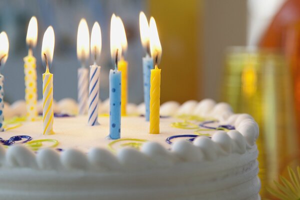 Velas ardientes en el pastel de crema