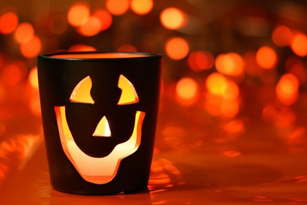 A candle similar to a pumpkin in Halloween