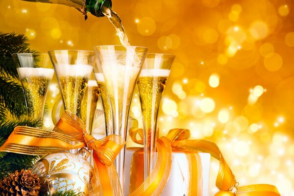 Capodanno con amici e familiari con champagne, regali, albero di Natale